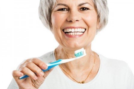 Cuidados com a higiene bucal do idoso - Dica de Saúde